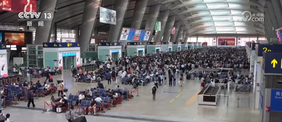 各地迎来返程高峰 多维暖心服务“上线”全力应对大客流考验 各地迎来返程高峰 多维暖心服务“上线”全力应对大客流考验