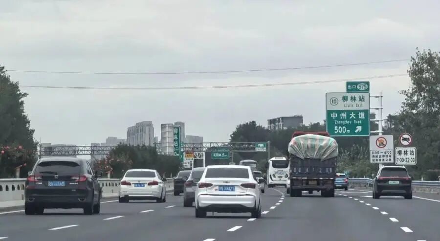 最低能见度不足500米！返程高峰河南“遭遇”大雾天气，河南交警提醒→
