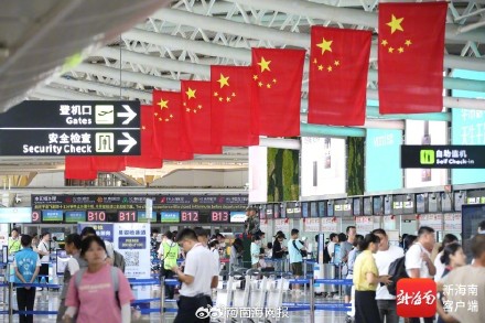 海南机场迎来“双节”返程高峰