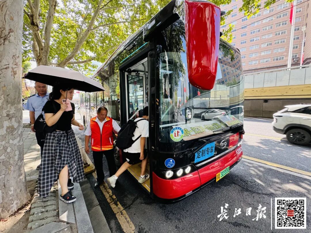 暴增10多倍!武汉这条公交突然火了,大批人赶来坐 暴增10多倍!武汉这条公交突然火了,大批人赶来坐