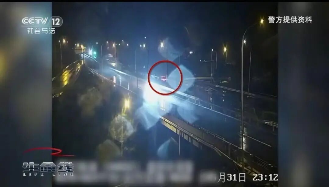 男子喝3斤白酒用智驾开车20公里，停在高速路上睡着了！被判拘役一个月，罚款2000元