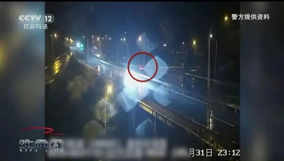 交警喊都喊不醒！男子喝了3斤白酒，车辆行驶20公里后在高速上停了……