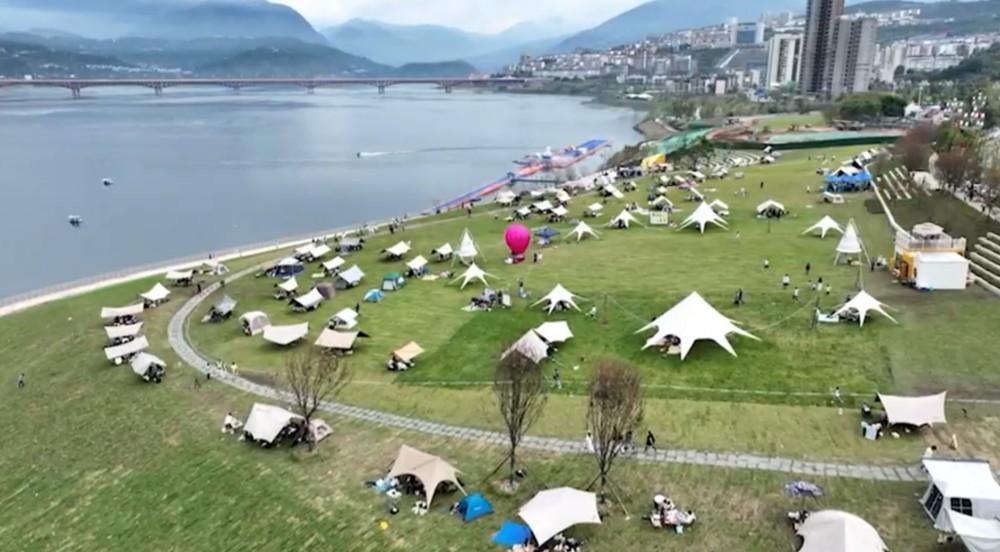 四川汉源湖畔打造“露营 +”体验模式 引领“慢生活”新风尚 四川汉源湖畔打造“露营 +”体验模式 引领“慢生活”新风尚