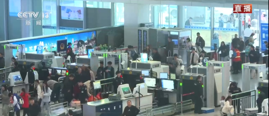 各地迎来返程高峰 多维暖心服务“上线”全力应对大客流考验 各地迎来返程高峰 多维暖心服务“上线”全力应对大客流考验
