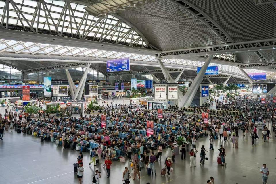 国庆中秋假期最后一天，铁路迎来返程高峰，国铁广州局预计发送旅客283.3万人次