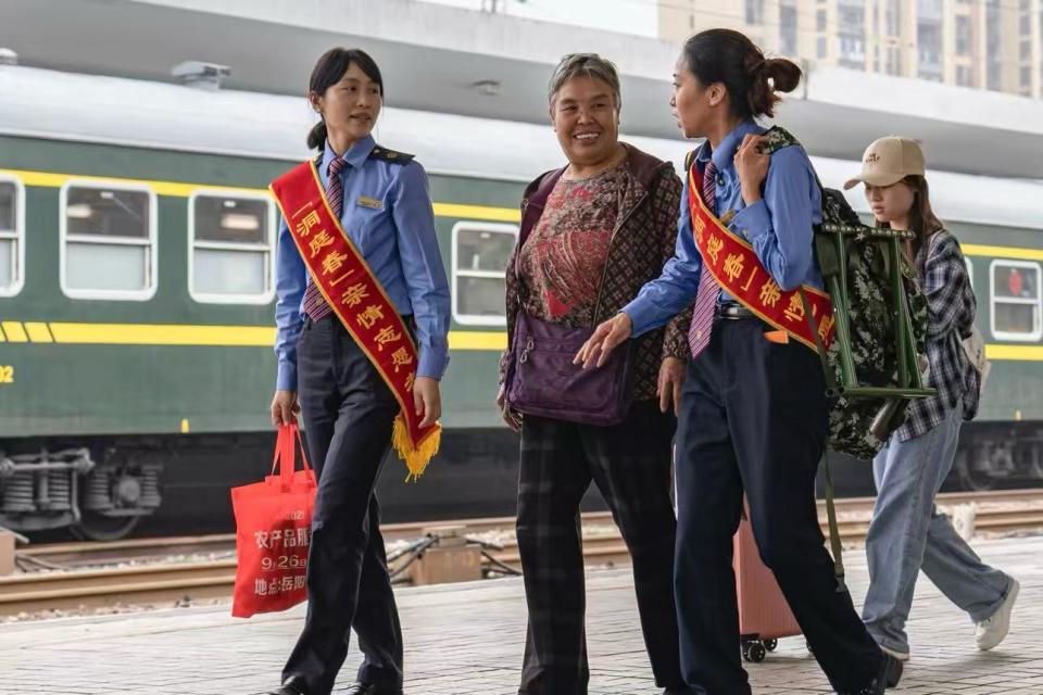 国庆中秋假期最后一天，铁路迎来返程高峰，国铁广州局预计发送旅客283.3万人次