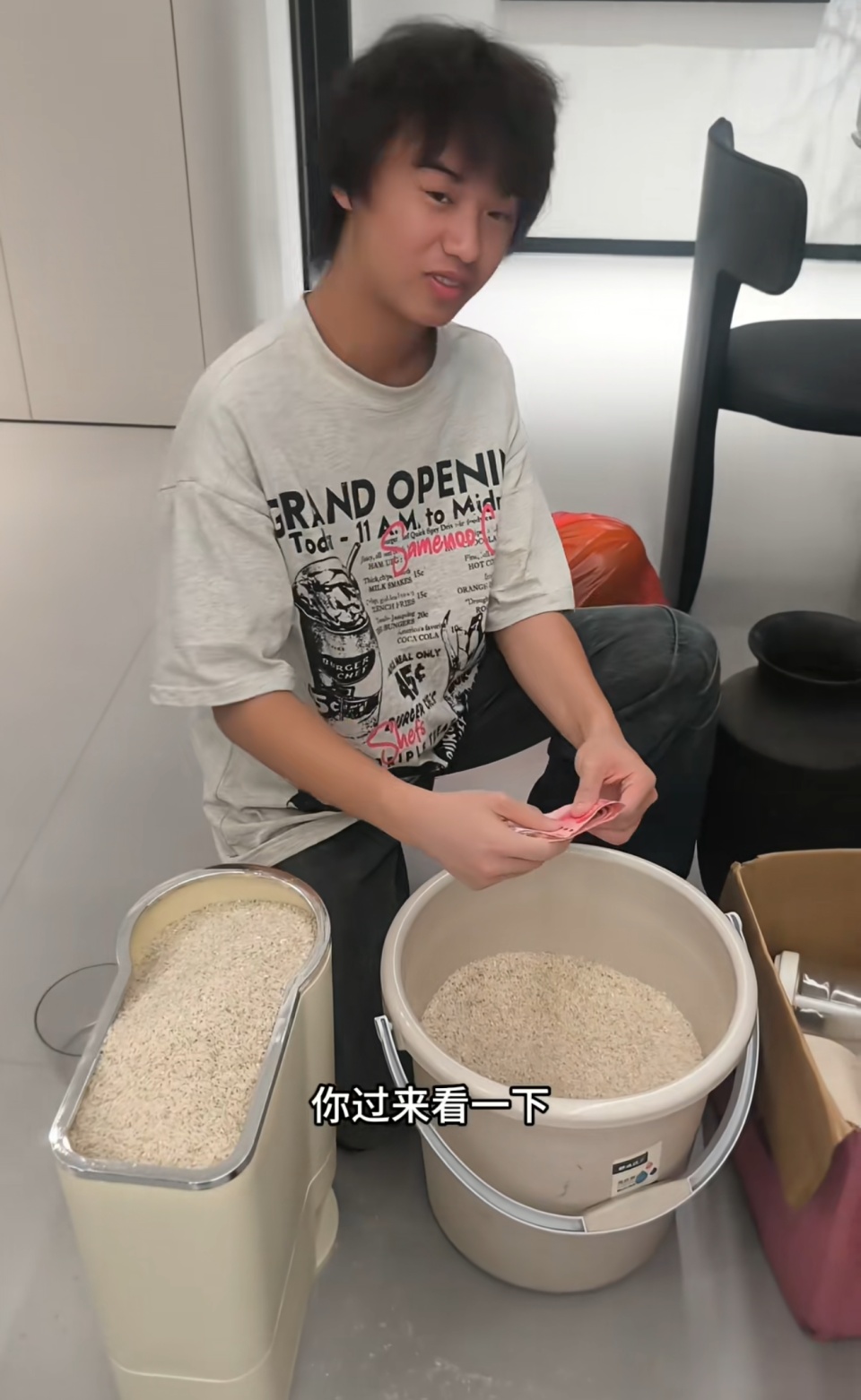 长沙女子双节返程发现母亲在大米里藏了1000元现金，“世界上最爱你的永远是妈妈”