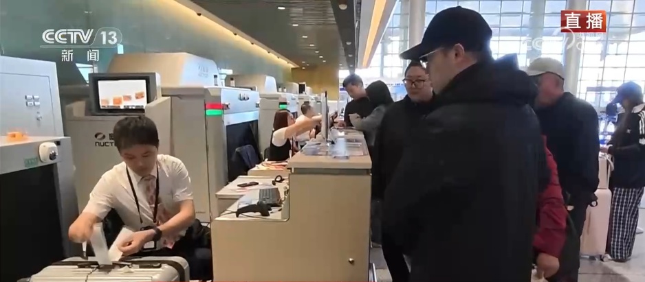 各地迎来返程高峰 多维暖心服务“上线”全力应对大客流考验 各地迎来返程高峰 多维暖心服务“上线”全力应对大客流考验