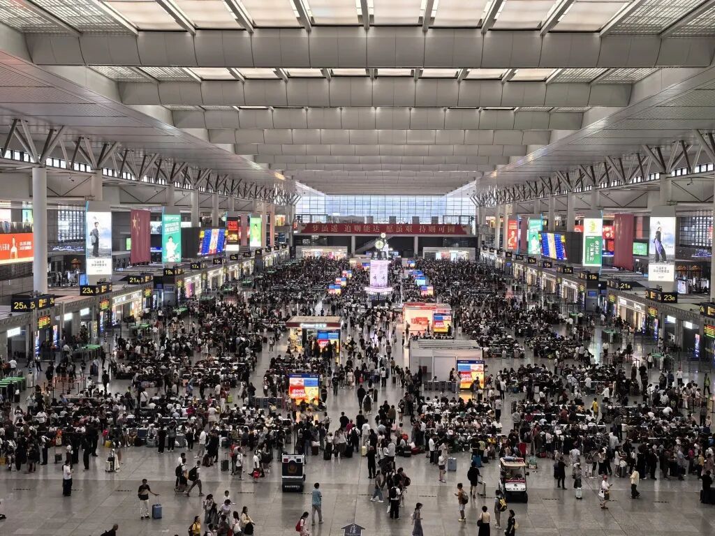 返程客流最高峰！超83万人今天经铁路返回上海，这5条轨交线路继续加开定点加班车→