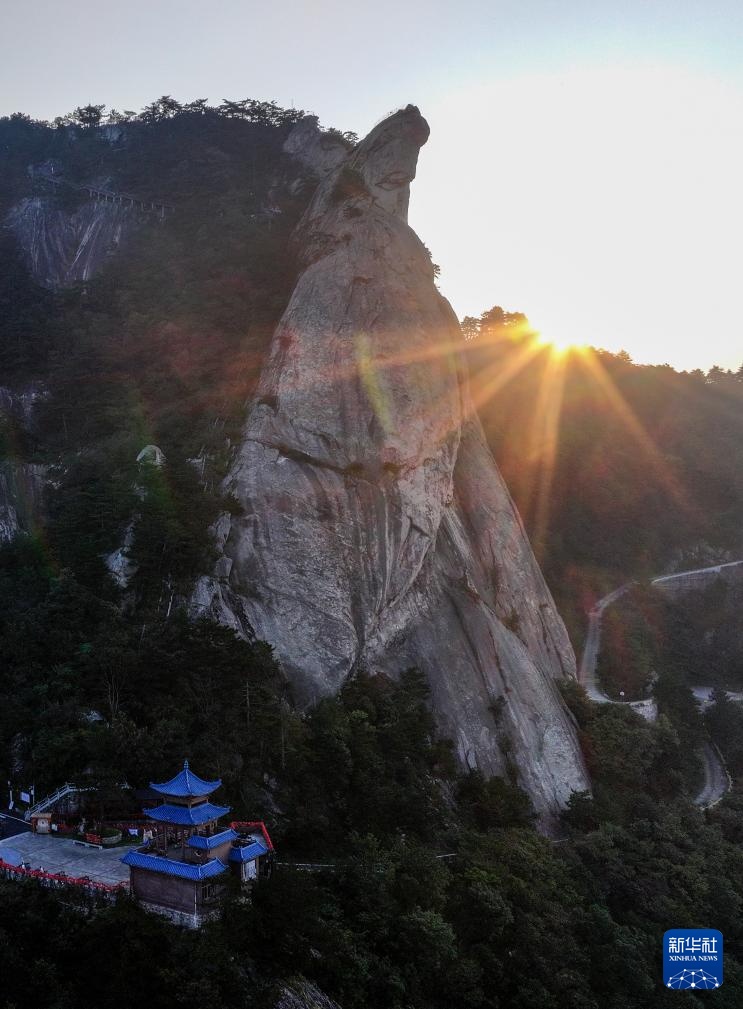 湖北龟峰山：奇峰迎旭日