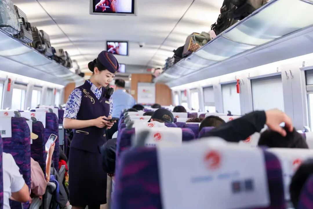 10月8日甘肃省迎来返程客流高峰！兰州西站预计发送旅客8.23万人，同比增长52.2%