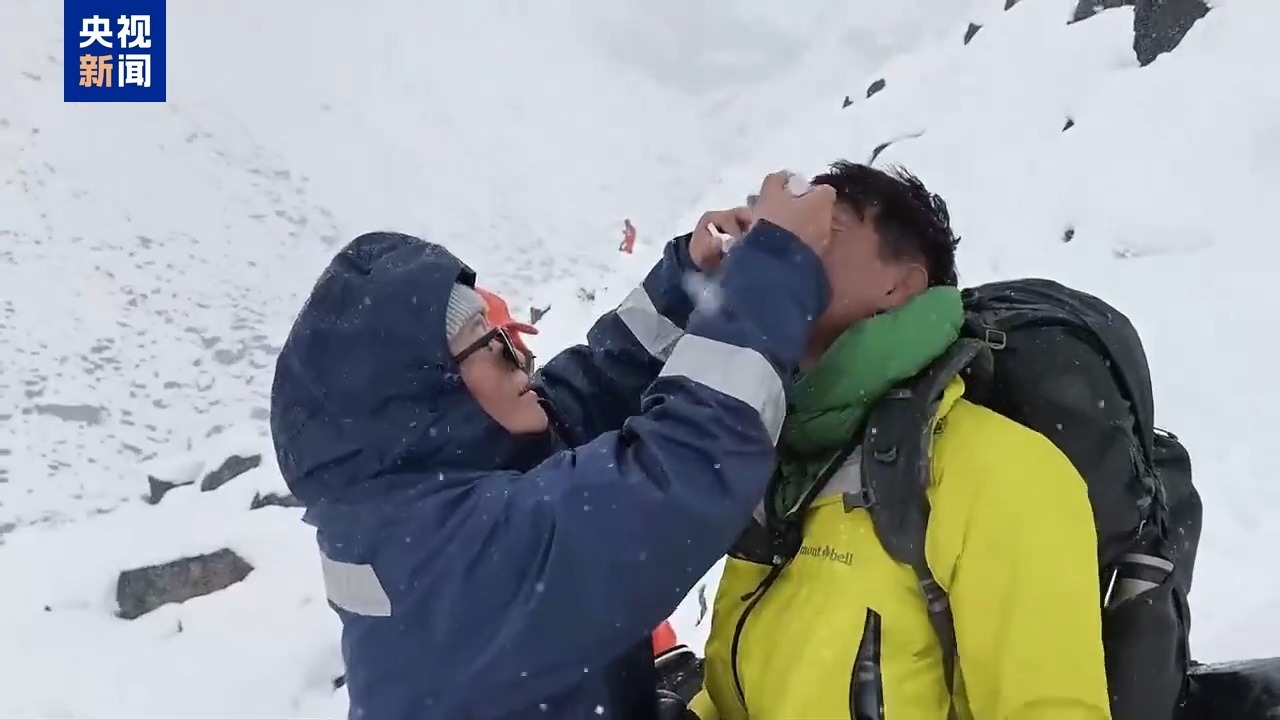 西藏定日县嘎玛沟最后一批徒步游客安全抵达曲当镇