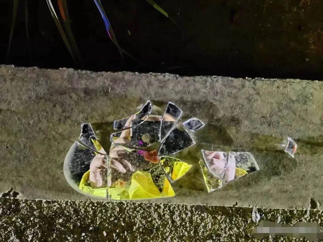 男子饭店门口被撞身亡,民警在现场发现几颗疑似肇事司机的牙齿 男子饭店门口被撞身亡,民警在现场发现几颗疑似肇事司机的牙齿