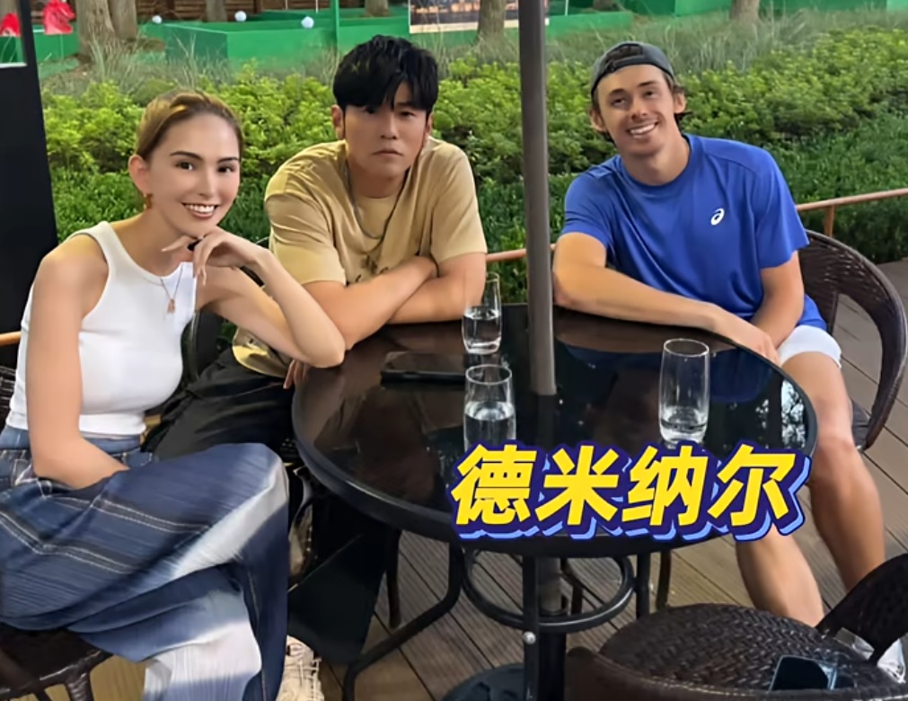 周杰伦带昆凌在上海“追星”！网友：我追你，你追他...