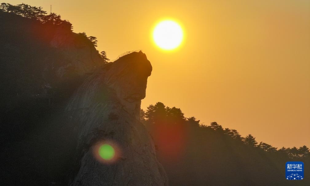 湖北龟峰山：奇峰迎旭日