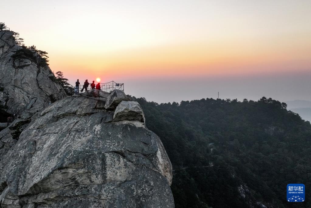 湖北龟峰山：奇峰迎旭日
