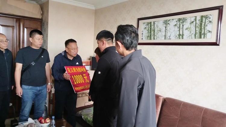 即将退休的他，为救落水父子不幸牺牲