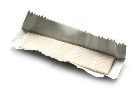 为什么包口香糖的纸要带锯齿边？