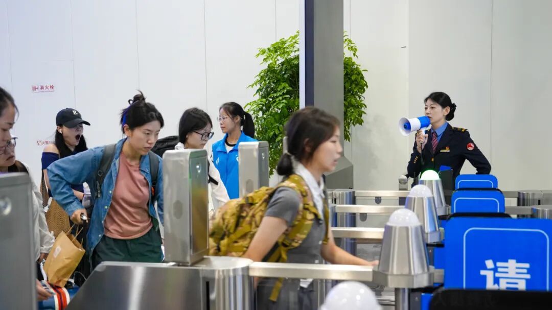 10月8日甘肃省迎来返程客流高峰！兰州西站预计发送旅客8.23万人，同比增长52.2%