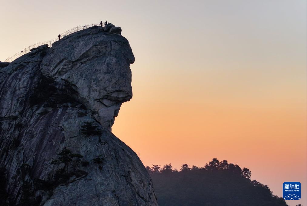 湖北龟峰山：奇峰迎旭日