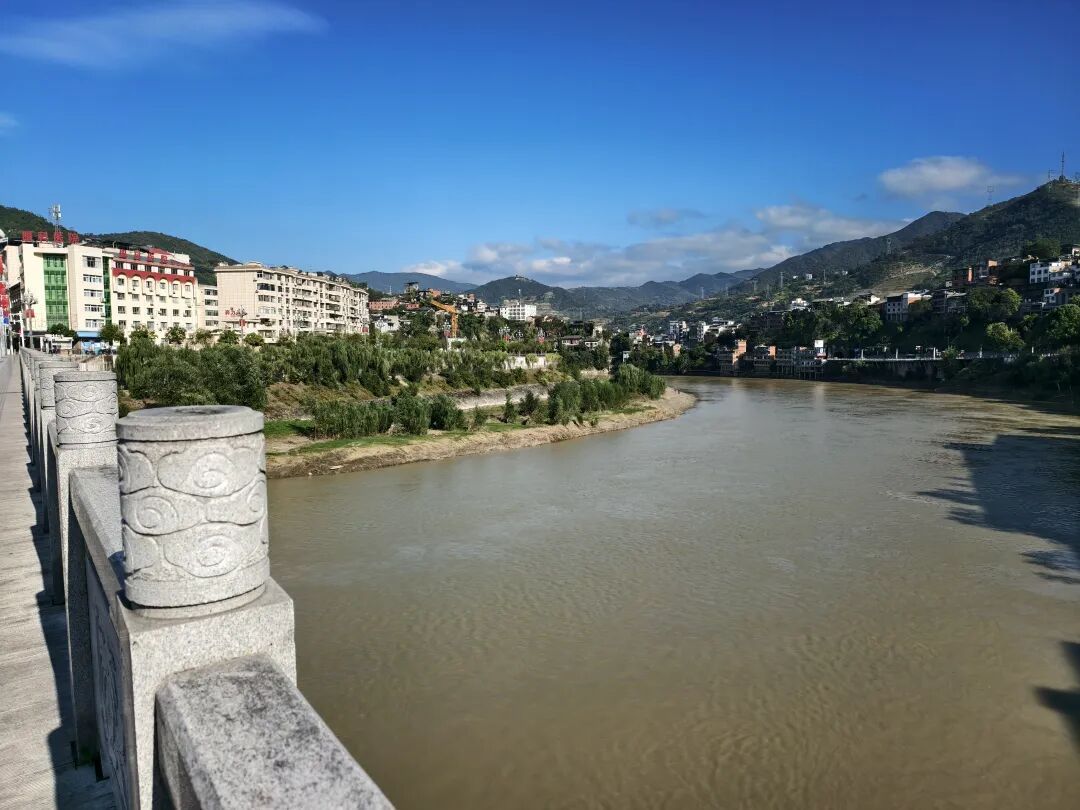 婚礼当天跳河男子已找到,家属:在大桥下游上百米处发现遗体,定制婚服上有新郎的名字 婚礼当天跳河男子已找到,家属:在大桥下游上百米处发现遗体,定制婚服上有新郎的名字