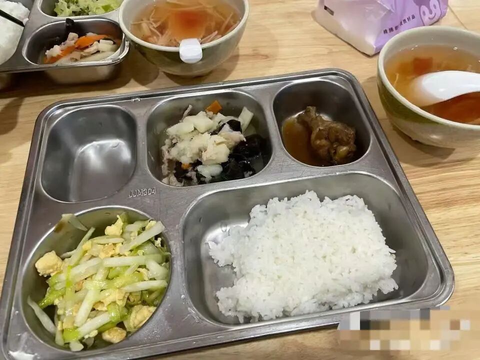 27岁女生月租1500元住进养老院，院方回应