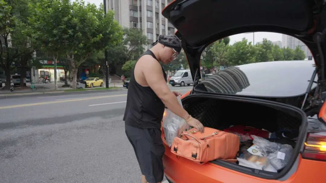 国庆上门喂猫，入账近3万元！“9天上门喂猫收8100元”是真的吗？体验宠物托管师的一天