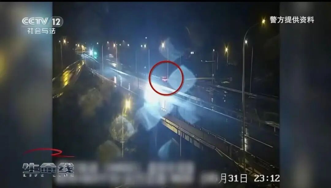 喝3斤白酒，男子闭眼让车自己开了20公里！