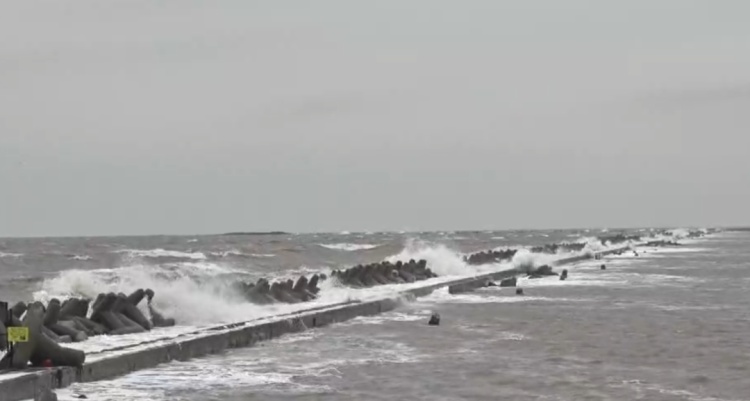 海钓遇“风暴潮”被困？联动“直升机”紧急救援！