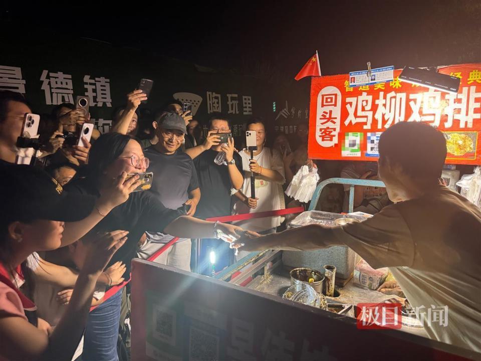 “鸡排哥”回应学生吃不上鸡排:将为学生和老师开通绿色通道 “鸡排哥”回应学生吃不上鸡排:将为学生和老师开通绿色通道