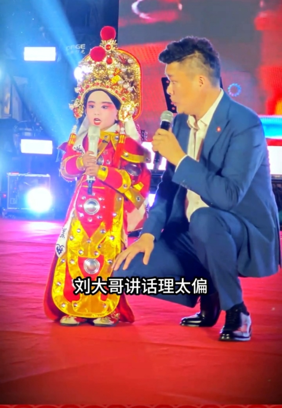 安徽阜阳3岁半“奶瓶小演员”走红，萌化无数网友！师傅：读幼儿园，爱听戏放假就来学
