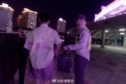 一黄牛强推无票歌迷过周杰伦演唱会检票闸机，被警方行拘