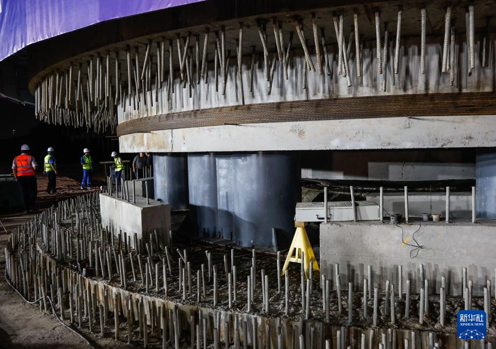 深江铁路首座转体桥成功跨越广珠货运铁路