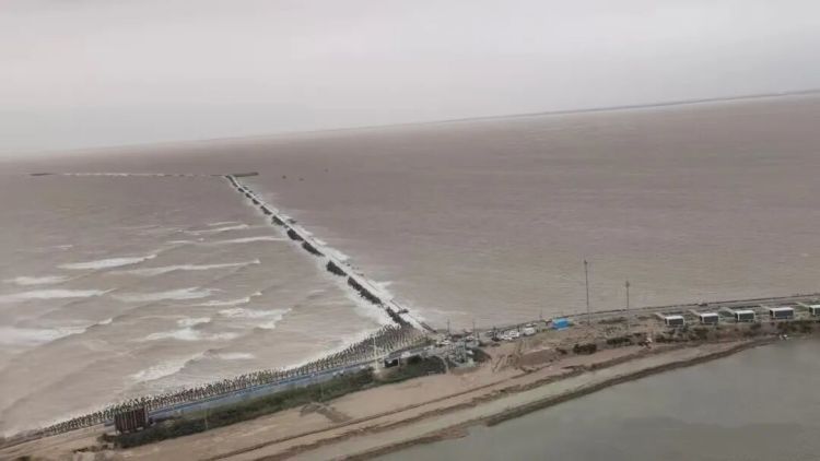 海钓遇“风暴潮”被困？联动“直升机”紧急救援！