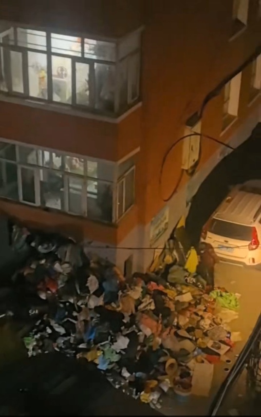 七旬老太囤积满屋废品，“淹没”一楼住户阳台！女婿雇人清理，共清运12车！