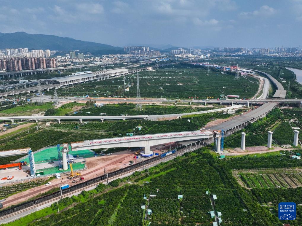 深江铁路首座转体桥成功跨越广珠货运铁路