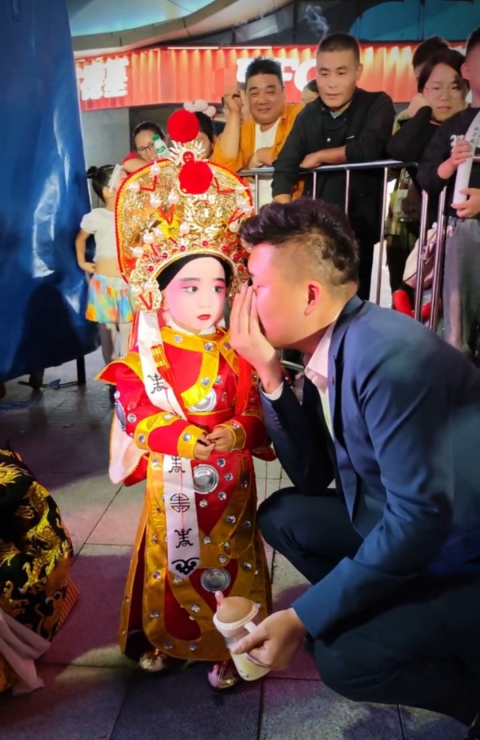 安徽阜阳3岁半“奶瓶小演员”走红，萌化无数网友！师傅：读幼儿园，爱听戏放假就来学