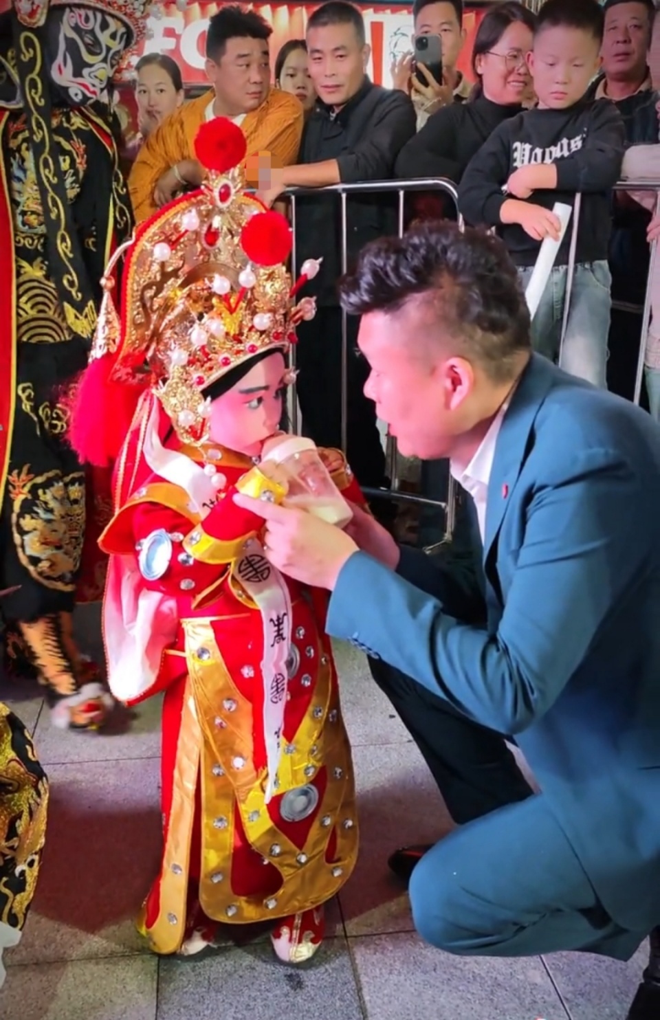 安徽阜阳3岁半“奶瓶小演员”走红，萌化无数网友！师傅：读幼儿园，爱听戏放假就来学
