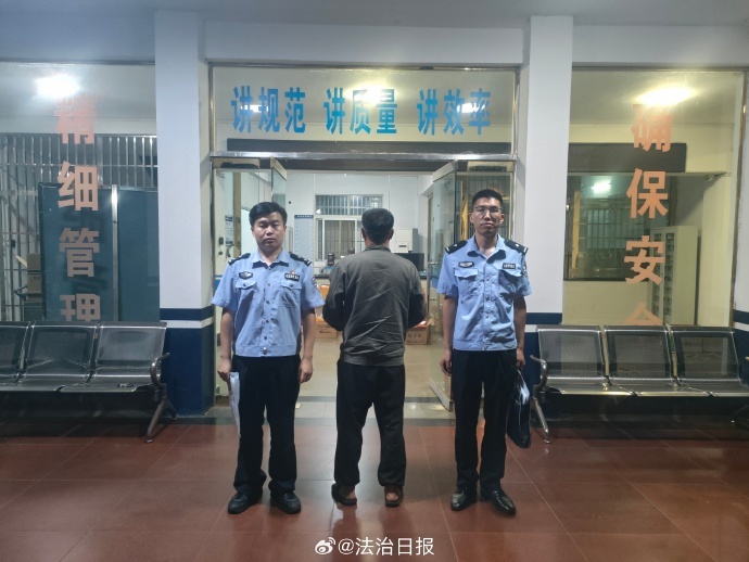 男子轻信“毒蛇泡酒能治风湿”，捕猎“五步蛇”遭蛇咬致残，因非法狩猎野生动物被刑拘