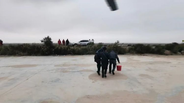 海钓遇“风暴潮”被困？联动“直升机”紧急救援！