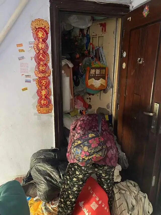 七旬老太囤积满屋废品，“淹没”一楼住户阳台！女婿雇人清理，共清运12车！
