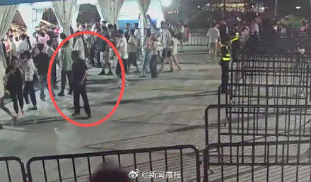 一黄牛强推无票歌迷过周杰伦演唱会检票闸机，被警方行拘