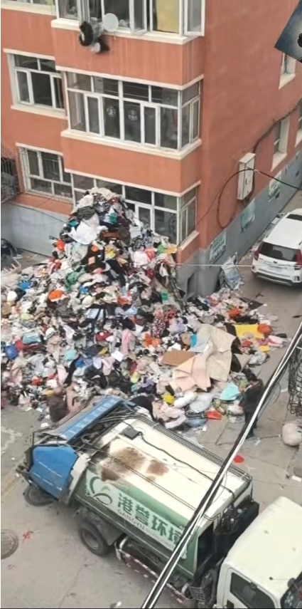 七旬老太囤积满屋废品，“淹没”一楼住户阳台！女婿雇人清理，共清运12车！