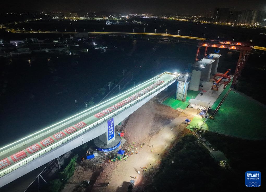 深江铁路首座转体桥成功跨越广珠货运铁路