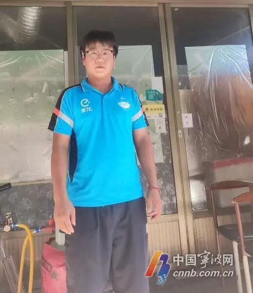 取餐时发现异常，宁波外卖小哥果断连线120，救下2个人