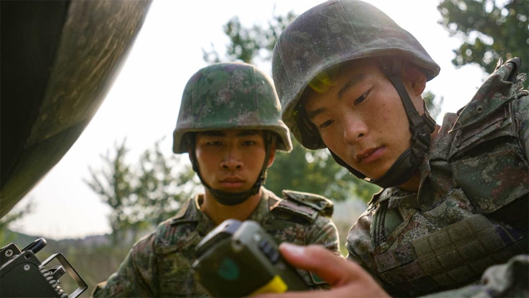 敌情突如其来，官兵迅疾战斗！
