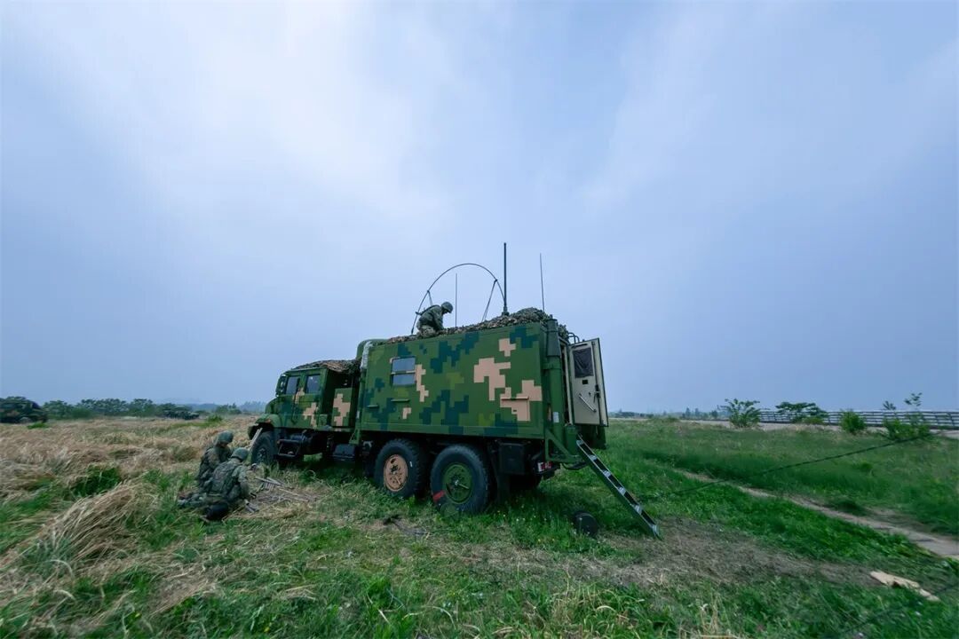 敌情突如其来，官兵迅疾战斗！
