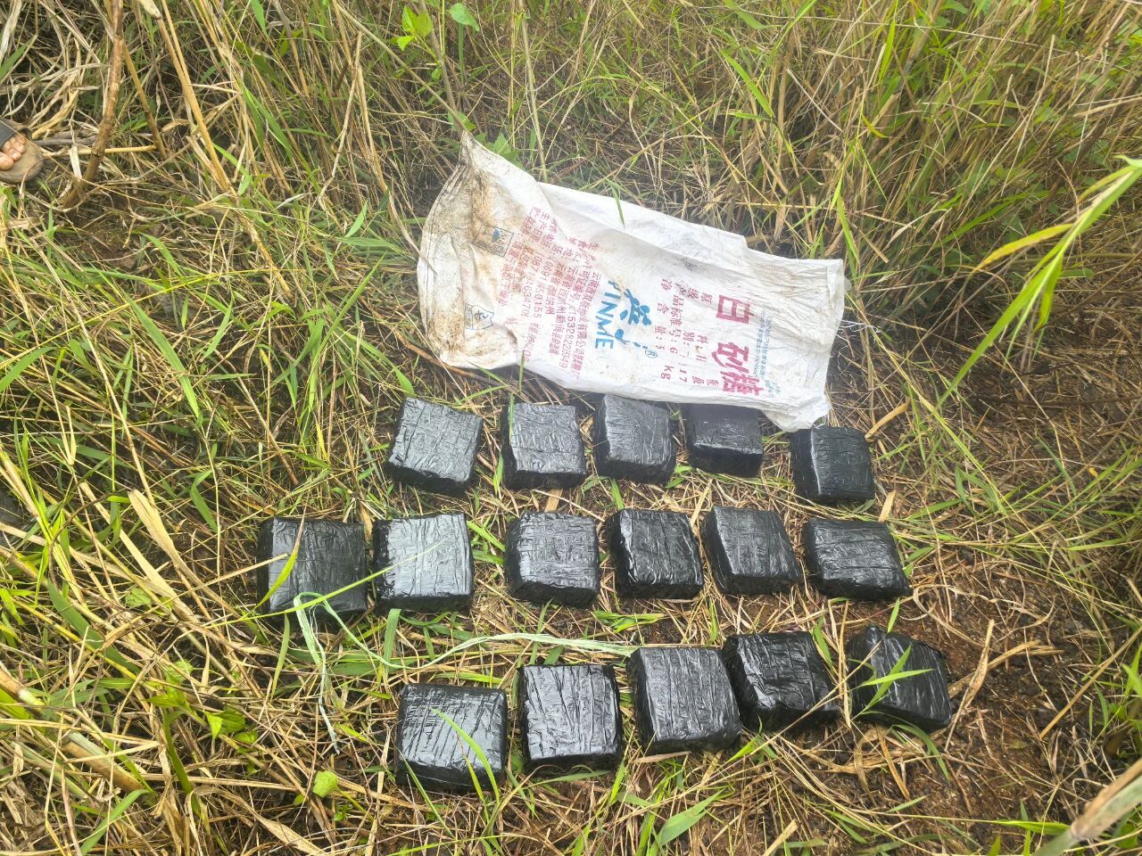 公安局领奖现场 他们却只能藏在“马赛克”背后