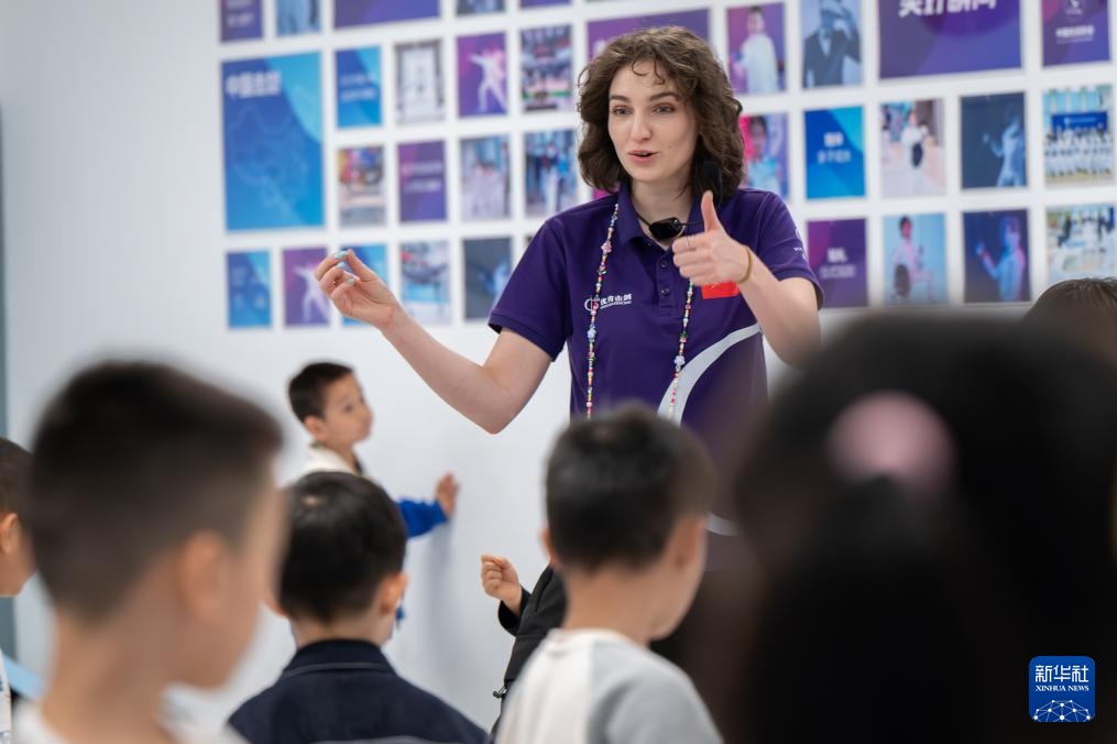 “她”力量丨击剑馆里的“洋教练”:点亮萌娃的击剑梦 “她”力量丨击剑馆里的“洋教练”:点亮萌娃的击剑梦