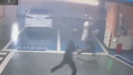 三男子在湖南偷迈巴赫连夜开往广东，监控下“高兴得手舞足蹈”， 警方：人已抓获